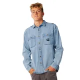 Camisa de denim azul claro de manga larga, con cuello clásico, cierre frontal de botones, dos bolsillos en el pecho con solapa y etiqueta con logo de la marca.