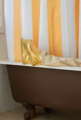 Pantuflas doradas con interior de corderito.