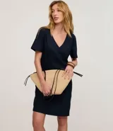 Vestido corto tipo t-shirt de color azul marino, con escote en V y mangas cortas. Confeccionado en una mezcla de viscosa y lino, presenta un corte recto y fluido.