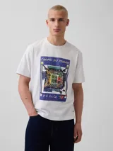 Remera blanca de manga corta con estampa gráfica central alusiva a la Copa del Mundo Francia 98, con diseño de estadio y tipografía vintage.