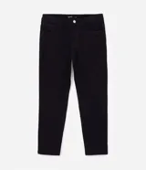 Pantalón slim cropped de sarga color negro para hombre, con diseño liso, cintura con pasadores, cierre frontal con botón y cremallera, y bolsillos funcionales delanteros y traseros.