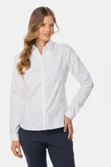 Camisa de tejido Oxford lisa y color blanco, con cuello camisero, cierre frontal de botones y mangas largas con puños abotonados.