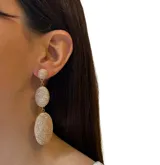 Aros colgantes largos con tres esferas de hilos dorados brillantes.