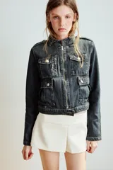 Shorts mini de tiro bajo y diseño ajustado, con cierre lateral con cremallera oculta en costura.