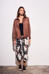 Camisa color marrón de gamuza sintética, de corte recto, con cuello clásico, cierre frontal con botones y mangas largas.