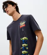 Remera de algodón con cuello redondo y manga corta, de corte holgado. Presenta un estampado frontal de los Aliens de Toy Story siendo atrapados por una garra mecánica.