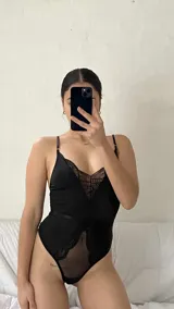 Body entallado confeccionado en lycra, microtul y encaje. Presenta breteles regulables, escote en V con detalle de encaje y paneles de microtul en la cintura. Diseño con cierre de gancho en la cintura.