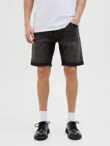 Bermuda de jean color gris oscuro con efecto lavado, de corte recto y largo hasta las rodillas, con dobladillo vuelto en los puños y bolsillos clásicos.