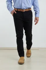 Pantalón negro de corte clásico, sin pinzas, con botones matizados y tejido con spandex.