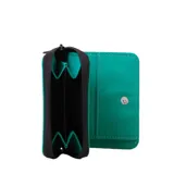 Billetera pequeña de color verde con cierre perimetral negro y parche de goma con logo de la marca en el frente.