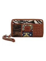 Billetera de cuero natural y jacquard de algodón con diseño patchwork multicolor que combina sectores de cuero liso, cuero peludo, tejido estampado y detalles trenzados. Cuenta con cierre perimetral, correa de muñeca desmontable y tecnología RFID para protección de tarjetas.