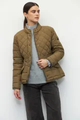 Campera capitoneada de cuello alto, con cierre frontal y botones metálicos a presión. Presenta bolsillos con solapa en la parte inferior y diseño acolchado con costuras en rombos.