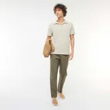 Pantalón de corte recto en color verde militar, confeccionado en tela de algodón, con cintura elástica y bolsillos laterales.