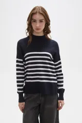 Polera de punto con diseño a rayas horizontales en contraste, cuello alto y mangas largas con puños ajustados.