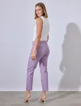 Pantalón de vestir verde esmeralda, de corte recto, con bolsillos laterales y traseros.