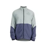 Campera deportiva New Balance Graphic Impact Run Packable, color gris claro y azul marino. Confeccionada en tejido de nailon resistente al viento y al agua, con cierre frontal completo, cuello alto y puños elásticos. Cuenta con un bolsillo plegable que permite guardar la chaqueta en una riñonera.