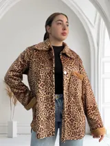 Sobrecamisa de pana color beige con estampado animal print de leopardo, cuello camisero, cierre con botones y puños con detalle de piel sintética.