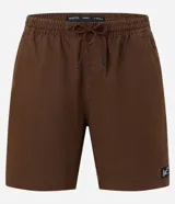 Bermuda de tejido plano texturizado color marrón, con bolsillos laterales, cintura elástica y cordón de ajuste.
