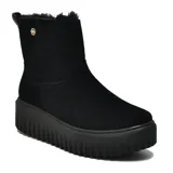 Bota corta color beige con interior de piel sintética, plataforma con suela dentada y detalle de logo metálico en el lateral.