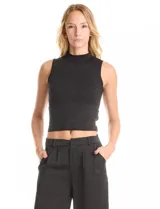 Top negro de tejido lurex con cuello alto y sin mangas, de la marca Allie Rose.