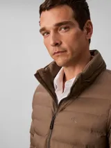Campera puffer de peso medio Calvin Klein, con diseño acolchado, cuello alto y cierre frontal de cremallera. Presenta el logo de la marca estampado en el pecho.