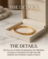 Pulsera tipo esclava rígida de acero con baño de oro, con diseño grabado de espiga en toda su superficie.