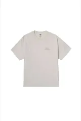 Remera de algodón con cuello redondo y mangas cortas. Presenta un diseño minimalista con estampado pequeño en el frente y estampado gráfico grande en la espalda, con un corte regular.
