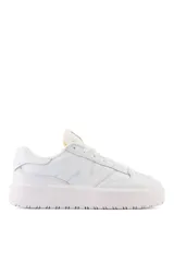 Championes New Balance modelo CT302, color blanco con plataforma gruesa y suela dentada. Presentan el característico logotipo "N" en el lateral y un diseño de inspiración retro con puntera reforzada.