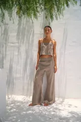 Pantalón de lino color gris con cintura elastizada, tiro alto y corte oxford.