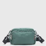 Cartera tipo bandolera Bubba color negro, con diseño de múltiples compartimentos con cierre metálico, correa ajustable y detalles de tachas en los extremos de la correa.