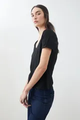 Remera verde de algodón con escote en V y mangas cortas.