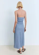Vestido midi de corte recto color celeste con efecto denim, tirantes finos ajustables, escote cuadrado y detalle drapeado en la cintura.