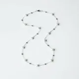 Gargantilla de cadena fina de plata 925, adornada con pequeñas perlas de río naturales y esferas metálicas intercaladas a lo largo de toda la pieza.