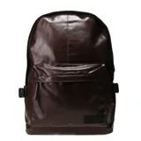 Mochila urbana de cuero sintético color marrón oscuro, con compartimento principal y bolsillo frontal con cierre. Presenta un diseño minimalista con etiqueta de marca en la parte inferior.