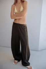 Pantalón de tiro medio con cintura elástica y pierna ancha, confeccionado en mezcla de lyocell.