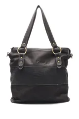 Cartera de hombro confeccionada en cuero negro, combinando texturas lisas y con relieve tipo croco. Presenta herrajes metálicos dorados, detalles de tachas decorativas en las correas y cierre superior.