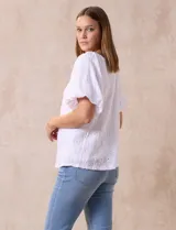 Blusa blanca de broderie con estampado, marca Harper, de manga corta amplia y forro interno a tono.