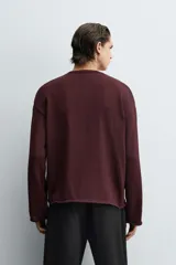 Jersey de hombre, color vino tinto, de calce regular fit, tejido en punto con algodón, cuello redondo y manga larga. Presenta acabados en rib con vuelta en cuello, puños y ruedo.