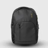 Mochila urbana de diseño minimalista en color negro con textura de patrón romboidal. Cuenta con un compartimento principal con cierre, un bolsillo frontal vertical con cierre y tiradores personalizados. Incluye espacio interior para laptop de hasta 16 pulgadas.