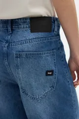 Jean wide leg azul de tiro alto, con corte amplio y costuras verticales decorativas en el frente.
