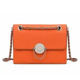 Cartera de hombro color naranja, con diseño estructurado, solapa frontal y cierre metálico circular con cadena decorativa. Incluye correa de cadena plateada entrelazada con material sintético.