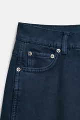 Jeans de tiro medio con diseño de perneras curvas y corte recto, confeccionados en denim con estampado paisley en tonos marrones y beige. Presentan diseño clásico de cinco bolsillos, trabillas para cinturón y cierre frontal con cremallera y botón metálico.