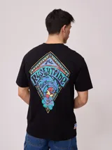 Remera holgada de algodón color beige, de manga corta y cuello redondo, con un gran estampado colorido en la espalda con diseño de olas y la inscripción 'Rusty Tribe'.