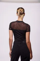 Top negro de mangas cortas con cuello alto y parte superior de tul transparente.