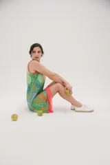 Vestido corto sin mangas, con estampado floral multicolor y ribete coral.