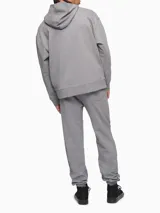 Pantalón tipo jogger de algodón con cintura elástica, bolsillos laterales y traseros, y logo de la marca bordado.