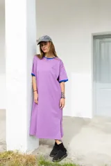 Vestido largo marrón con cuello redondo y mangas cortas con ribete amarillo. Estampado frontal con letras en color crema.