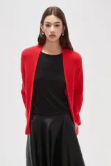 Saco de punto abierto, color rojo, con mangas largas holgadas y diseño de corte amplio.