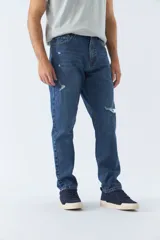 Pantalón de jean de hombre, corte slim cropped, con bolsillos y cremallera.