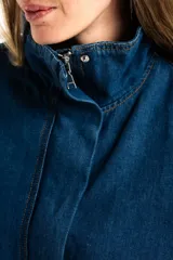 Campera bomber de jean azul con cierre frontal metálico, cuello alto y diseño oversize. Presenta costuras reforzadas y puños rectos.